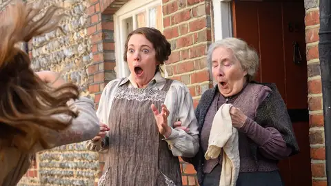 Fotograma promocional de la película 'Pequeñas cartas indiscretas', con Olivia Colman y Gemma Jones Fotograma promocional de la película 'Pequeñas cartas indiscretas', con Olivia Colman y Gemma Jones