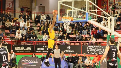 Una jugada del Alega Cantabria-Alimerka OCB