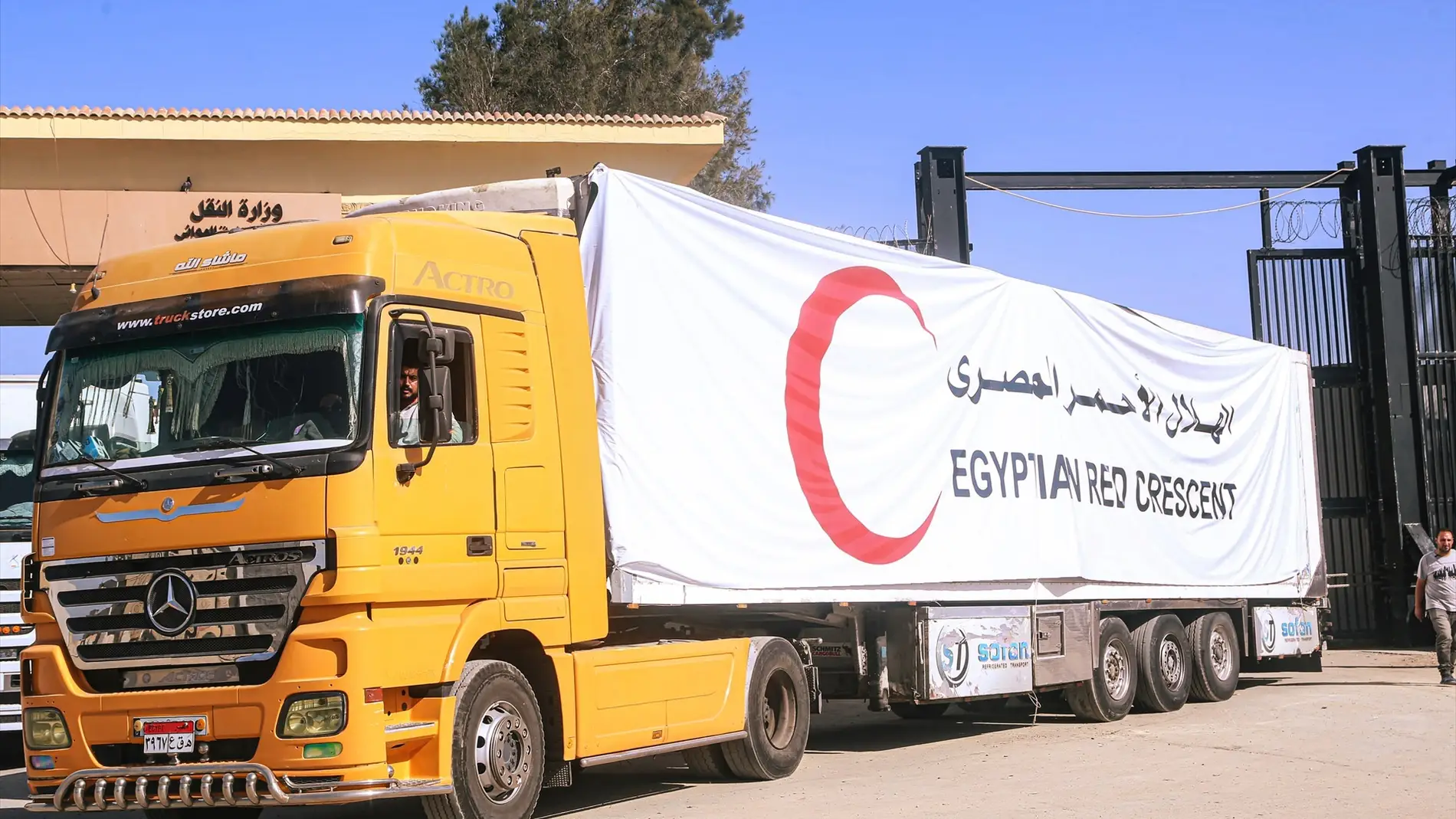 Un camión regresa de Gaza por el lado egipcio del paso fronterizo de Rafah, el 24 de noviembre de 2023.