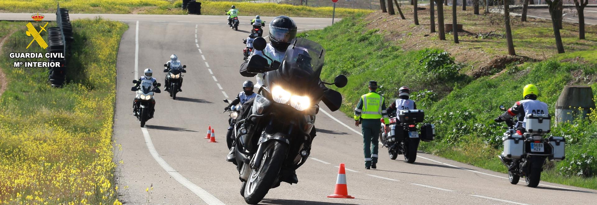 La Guardia Civil dedica la recaudación de un curso de conducción de motos en Mérida a la lucha contra el cáncer infantil La Guardia Civil dedica la recaudación de un curso de conducción de motos en Mérida a la lucha contra el cáncer infantil