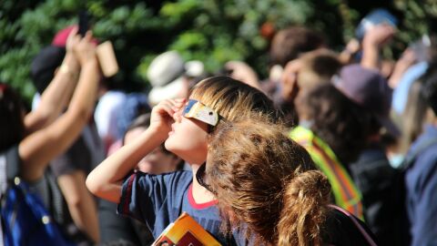Qu&eacute; pasa si mira el eclipse solar directamente: c&oacute;mo verlo de forma segura