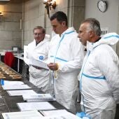 El presidentedel Gobierno, Pedro Sánchez visita el laboratorio forense instalado en Cuelgamuros para la identificación de los restos de víctimas de la Guerra Civil