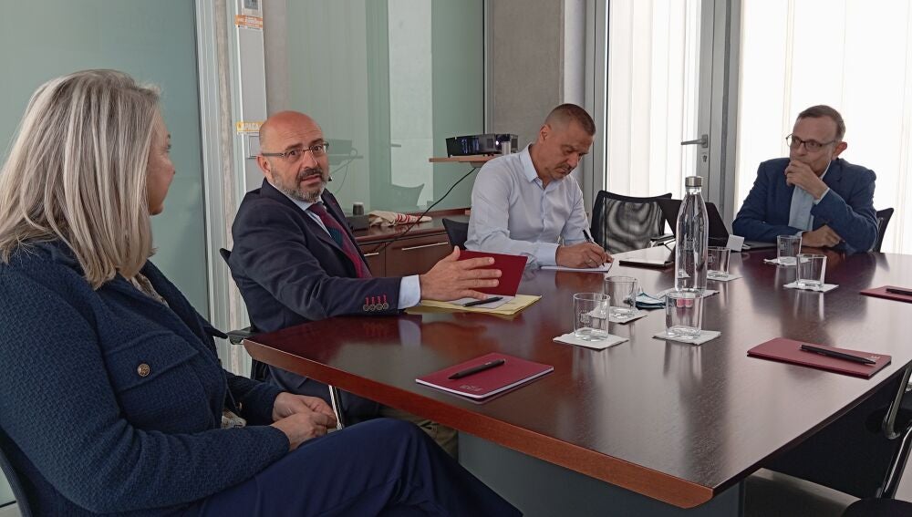 Visita del director general de Innovación al IDiBe de la UMH de Elche.