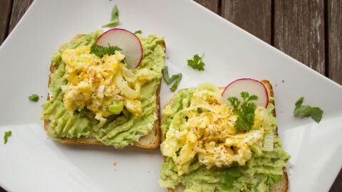 Dos rebanadas de pan de molde con guacamole