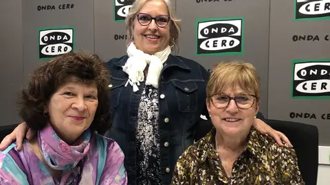 Una gran banda para un gran concierto solidario Lola Martínez, de amigos de Sabànes, Magdalena Soler, de Amics del Poble Saharaui de la vila, y Maite Hernández, cantante de Jazz Big Band, en los estudios