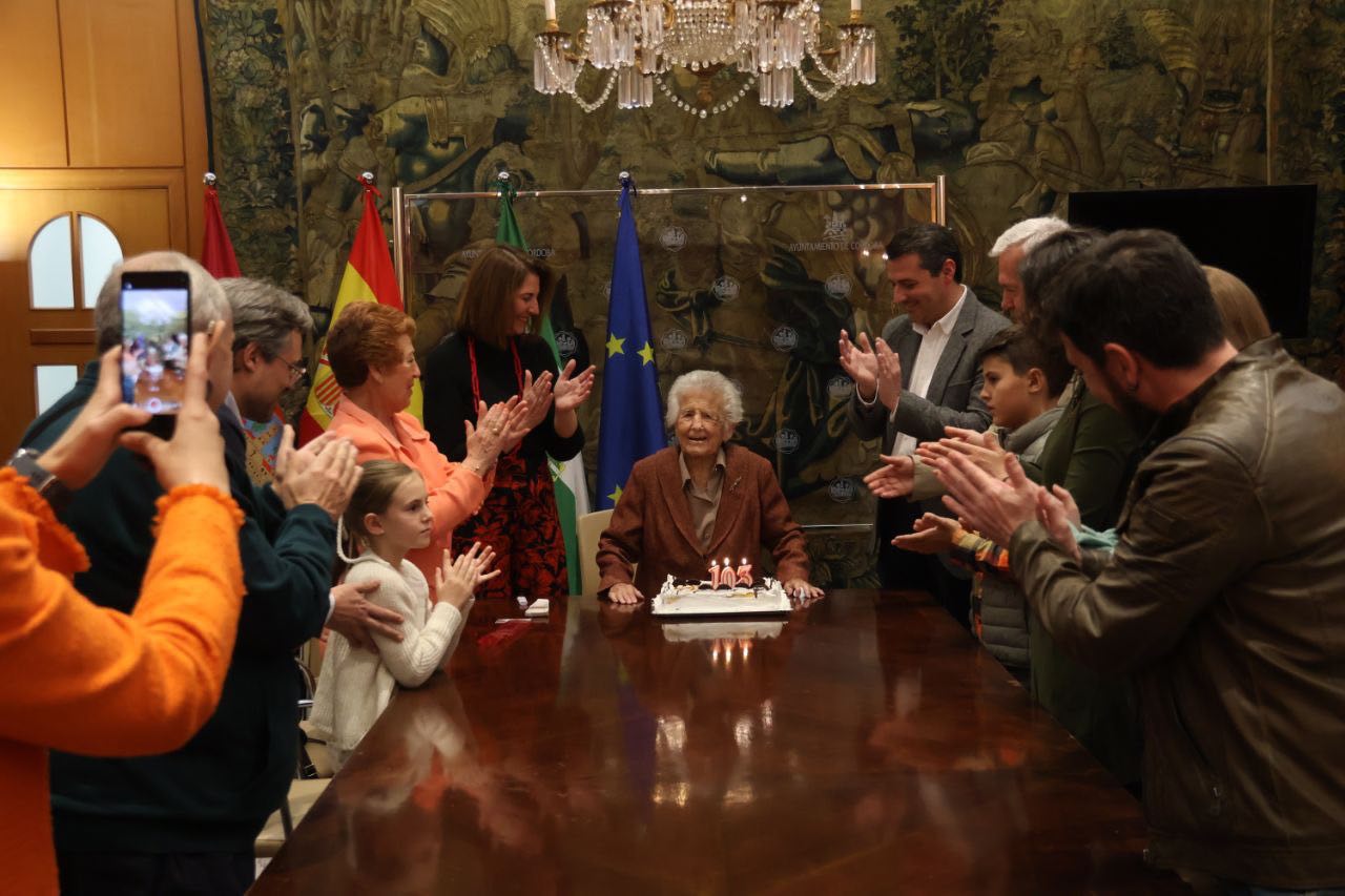 El Ayuntamiento celebra el 103 cumpleaños de Carmen Jurado dentro de su programa ‘Cordobeses Centenarios’ El Ayuntamiento celebra el 103 cumpleaños de Carmen Jurado dentro de su programa ‘Cordobeses Centenarios’