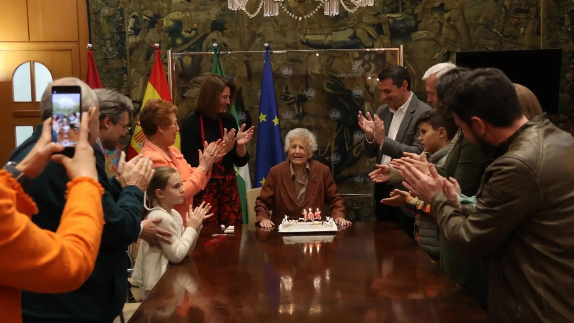 El Ayuntamiento celebra el 103 cumpleaños de Carmen Jurado dentro de su programa ‘Cordobeses Centenarios’