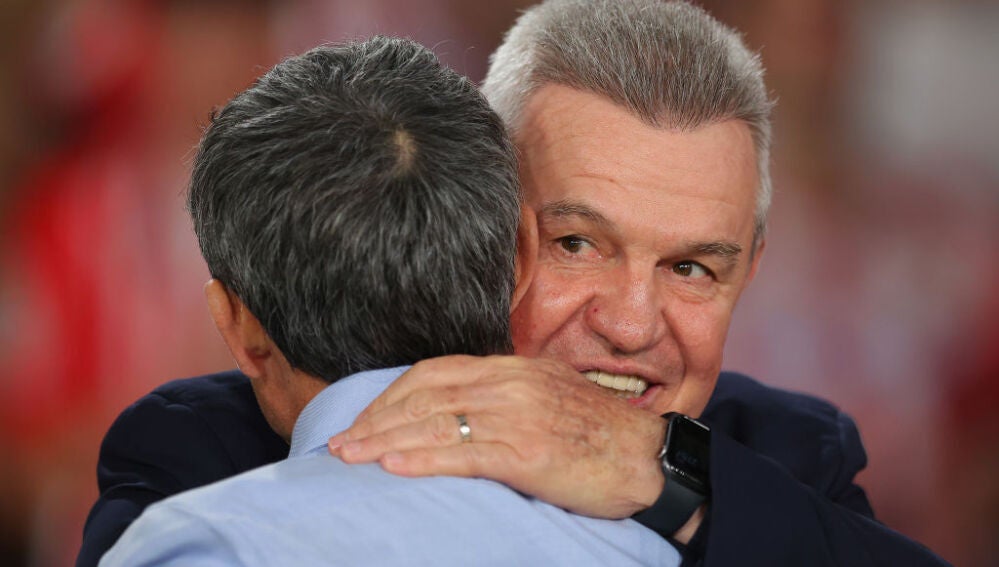 Javier Aguirre y Ernesto Valverde se saludan antes de la final de la Copa del Rey 2024