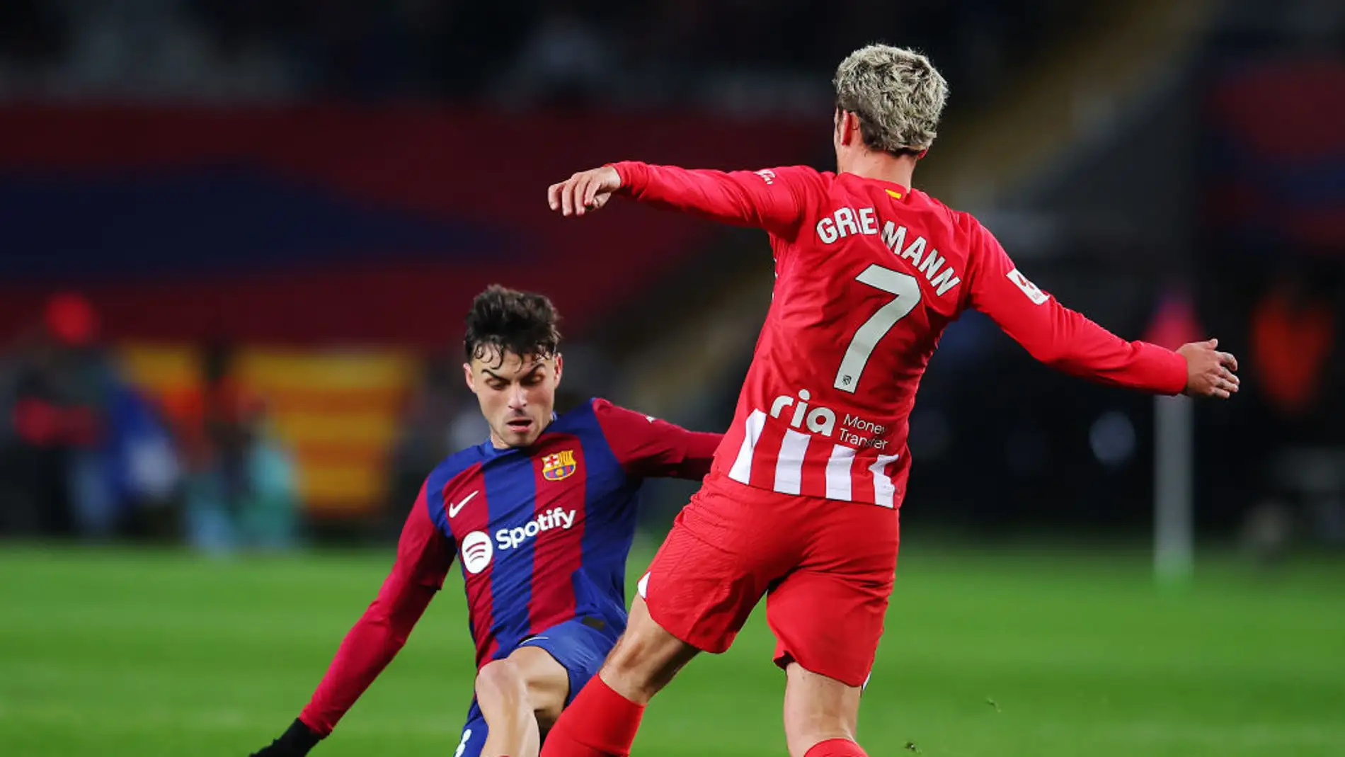 Pedri y Griezmann luchan por un balón dividido en un Barcelona - Atlético