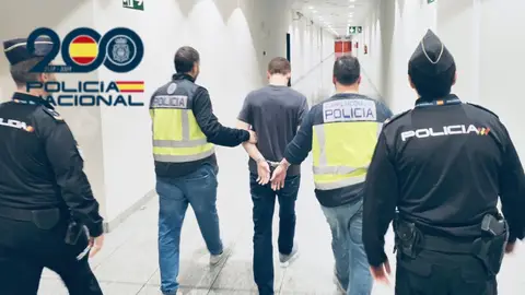 Agentes de la Policía Nacional con el detenido en el Aeropuerto Alicante-Elche 'Miguel Hernández'. Agentes de la Policía Nacional con el detenido en el Aeropuerto Alicante-Elche 'Miguel Hernández'.