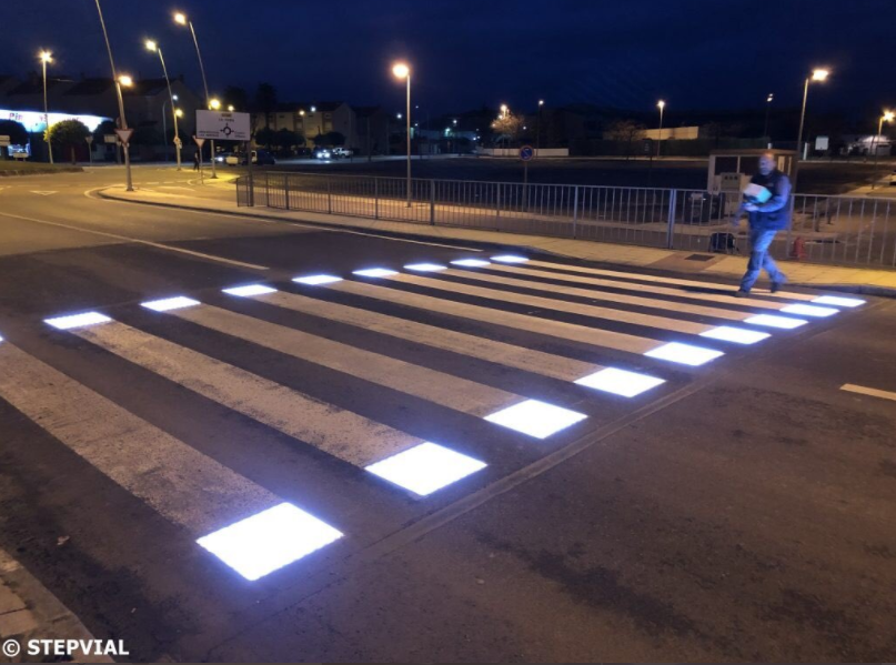 Los primeros pasos de cebra inteligentes ya 'lucen' en Villamayor Los primeros pasos de cebra inteligentes ya 'lucen' en Villamayor