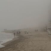 Una tormenta de polvo sahariano sorprende en la playa de Los Arenales del Sol, en Elche