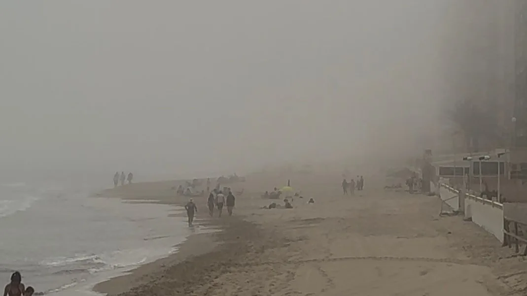 Una tormenta de polvo sahariano sorprende en la playa de Los Arenales del Sol, en Elche Una tormenta de polvo sahariano sorprende en la playa de Los Arenales del Sol, en Elche
