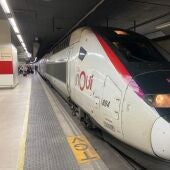 Tren TGV Inoui que hace la ruta de alta velocidad Barcelona-París, parado en la estación de Sants de Barcelona.