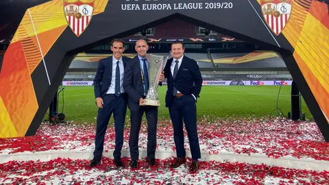 El Sevilla despide a Fernando Navarro y Emilio de Dios El Sevilla despide a Fernando Navarro y Emilio de Dios