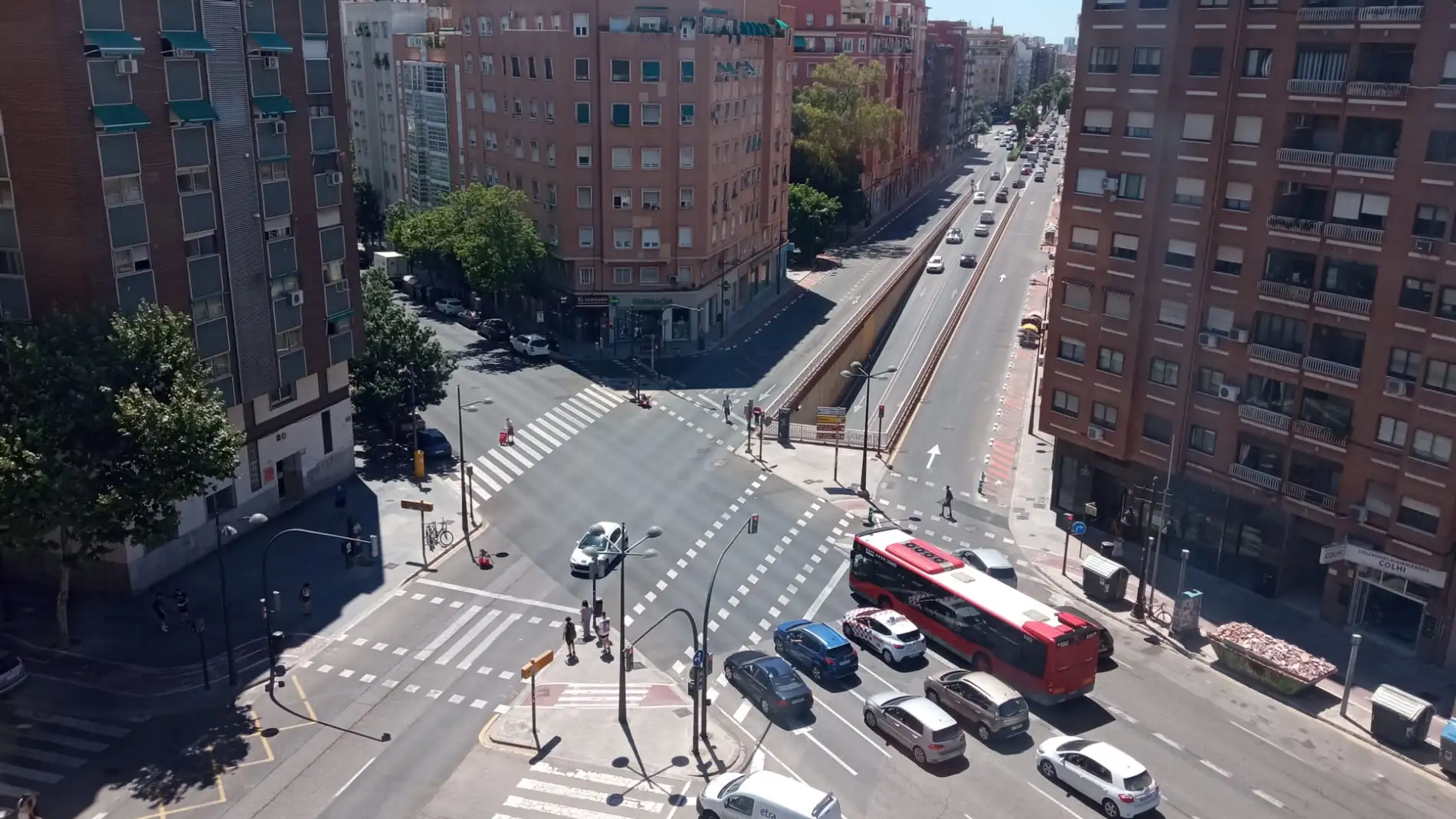 Tráfico de vehñiculos en un cruce de València 