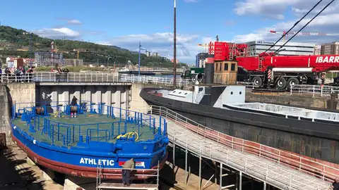 Imagen de la gabarra antes de volver a las aguas de la ría Imagen de la gabarra antes de volver a las aguas de la ría