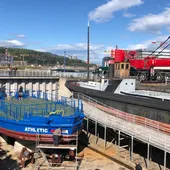 Imagen de la gabarra antes de volver a las aguas de la ría Imagen de la gabarra antes de volver a las aguas de la ría