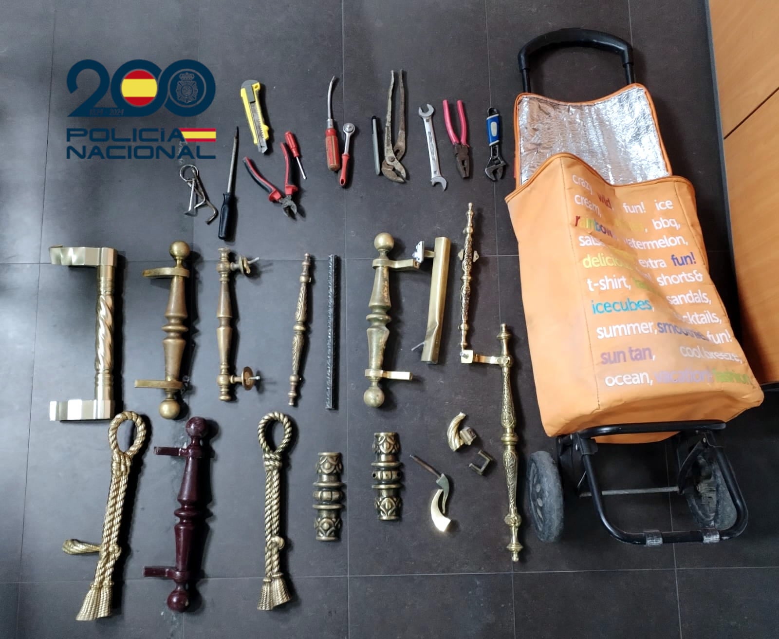 Dos detenidos en Alicante por robar pomos de puertas y marcos de ventanas Dos detenidos en Alicante por robar pomos de puertas y marcos de ventanas