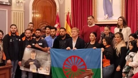 Celebraci&oacute;n del D&iacute;a Internacional del Gitano en el sal&oacute;n de plenos del Ayuntamiento de Badajoz.