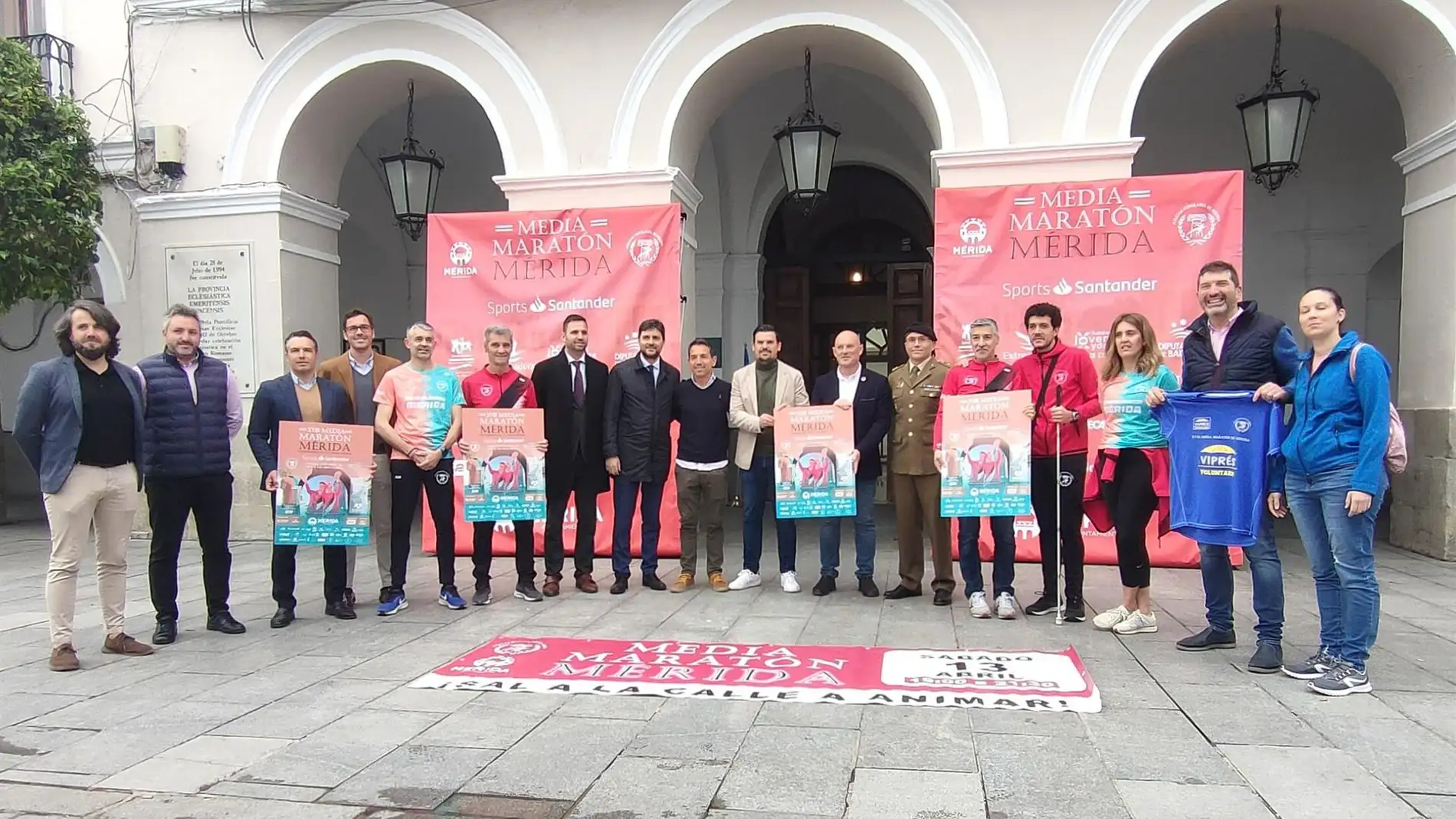 Organizadores, patrocinadores y voluntarios de la Media Maratón de Mérida