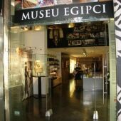 La entrada del Museu Egipci de Barcelona, en la calle València
