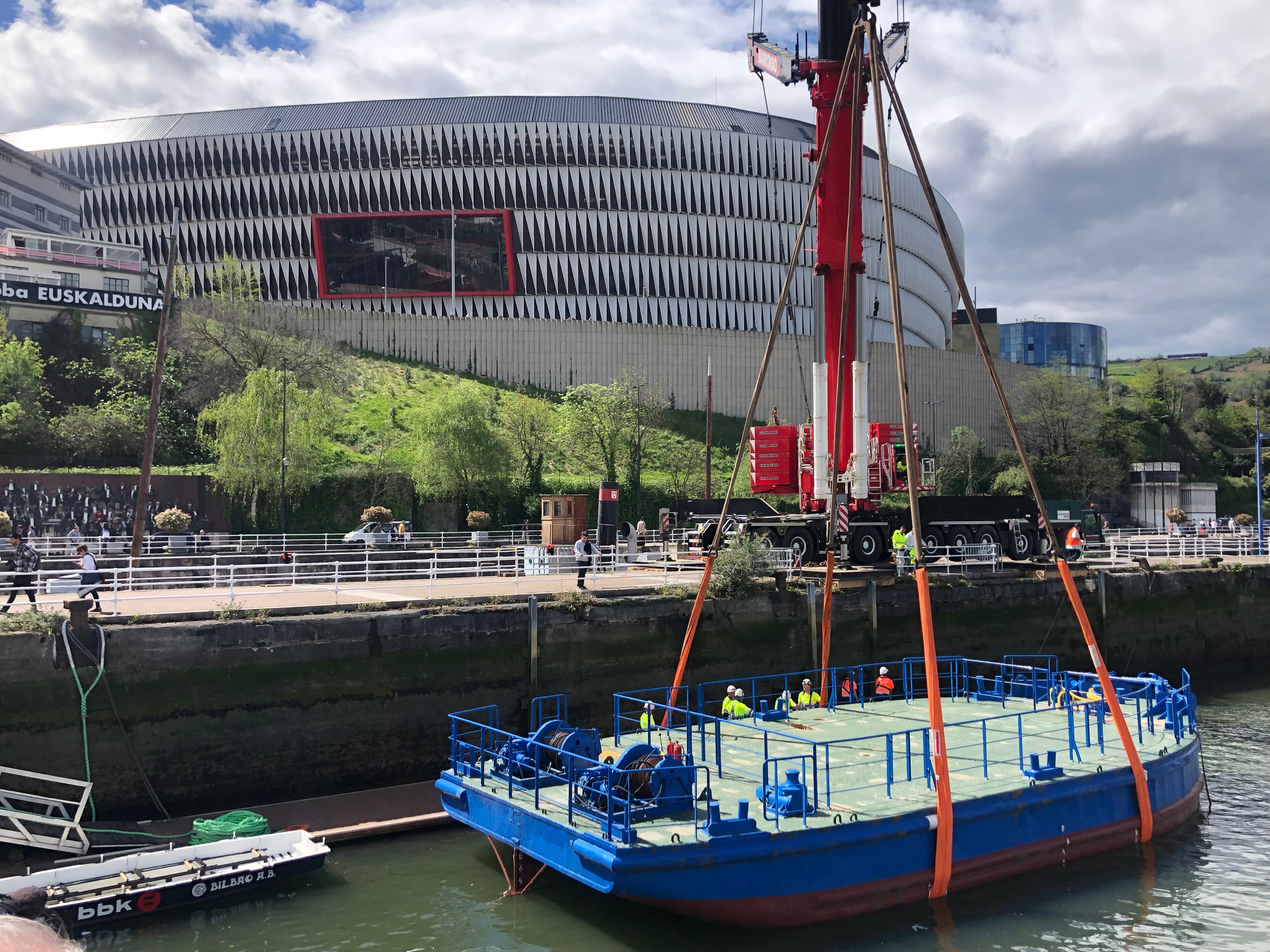 La gabarra ya flota en la ría de Bilbao La gabarra ya flota en la ría de Bilbao