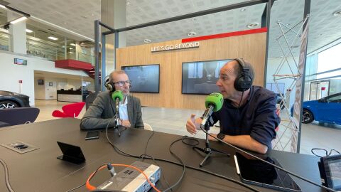 Alfredo Garc&iacute;a-Petit y Fernando Lob&oacute;n durante el programa en Toyota Cobelsa. 