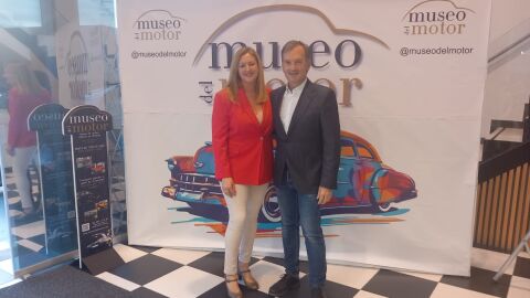 El propietario del Museo del Motor, Mart&iacute;n de la Herr&aacute;n junto a su mujer, celebran el primer aniversario
