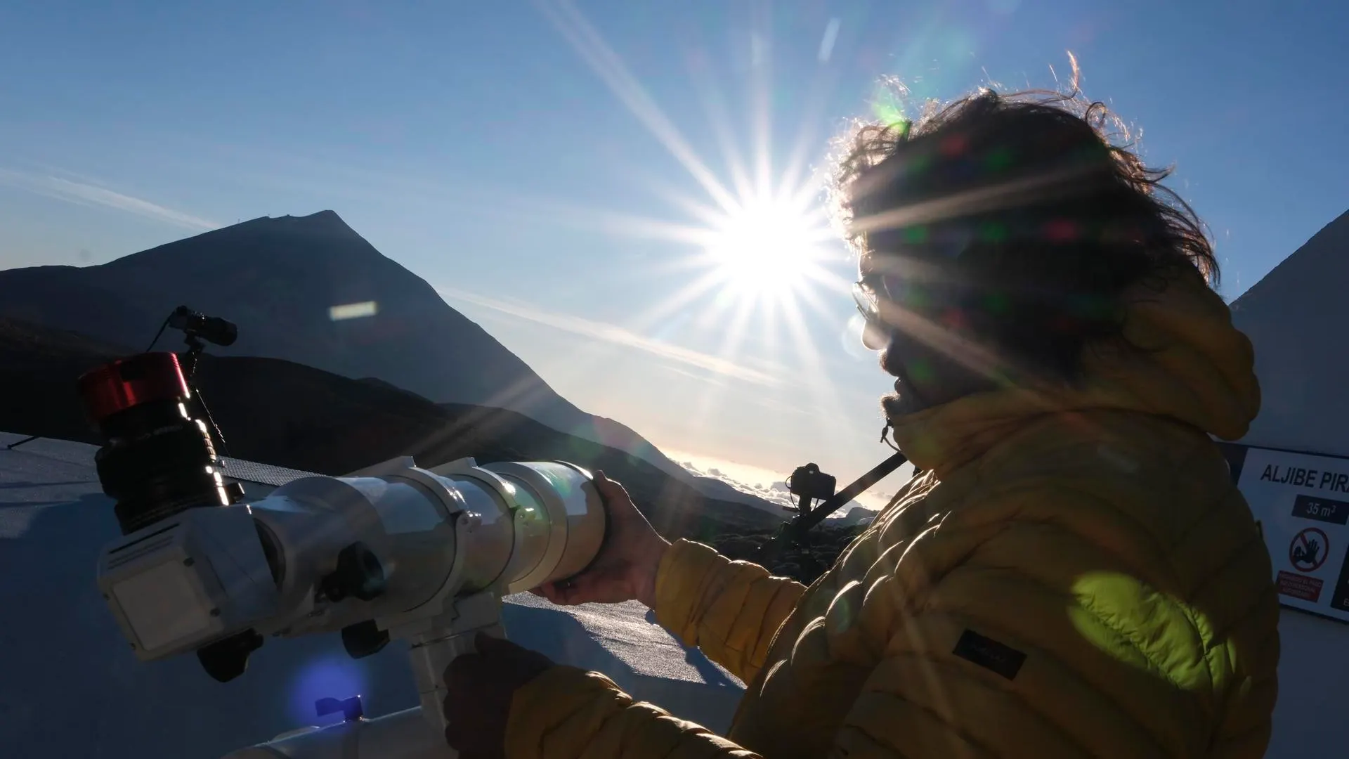 Investigadores del Instituto de Astrofísica de Canarias (IAC) se preparan para observar el eclipse parcial desde el Observatorio del Teide, en Izaña (Tenerife),