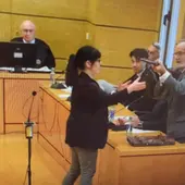 El acusado reconoce la escopeta que presuntamente usó para disparar El acusado reconoce la escopeta que presuntamente usó para disparar