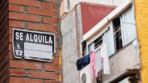 Un cartel de "Se alquila" en Madrid Un cartel de "Se alquila" en Madrid