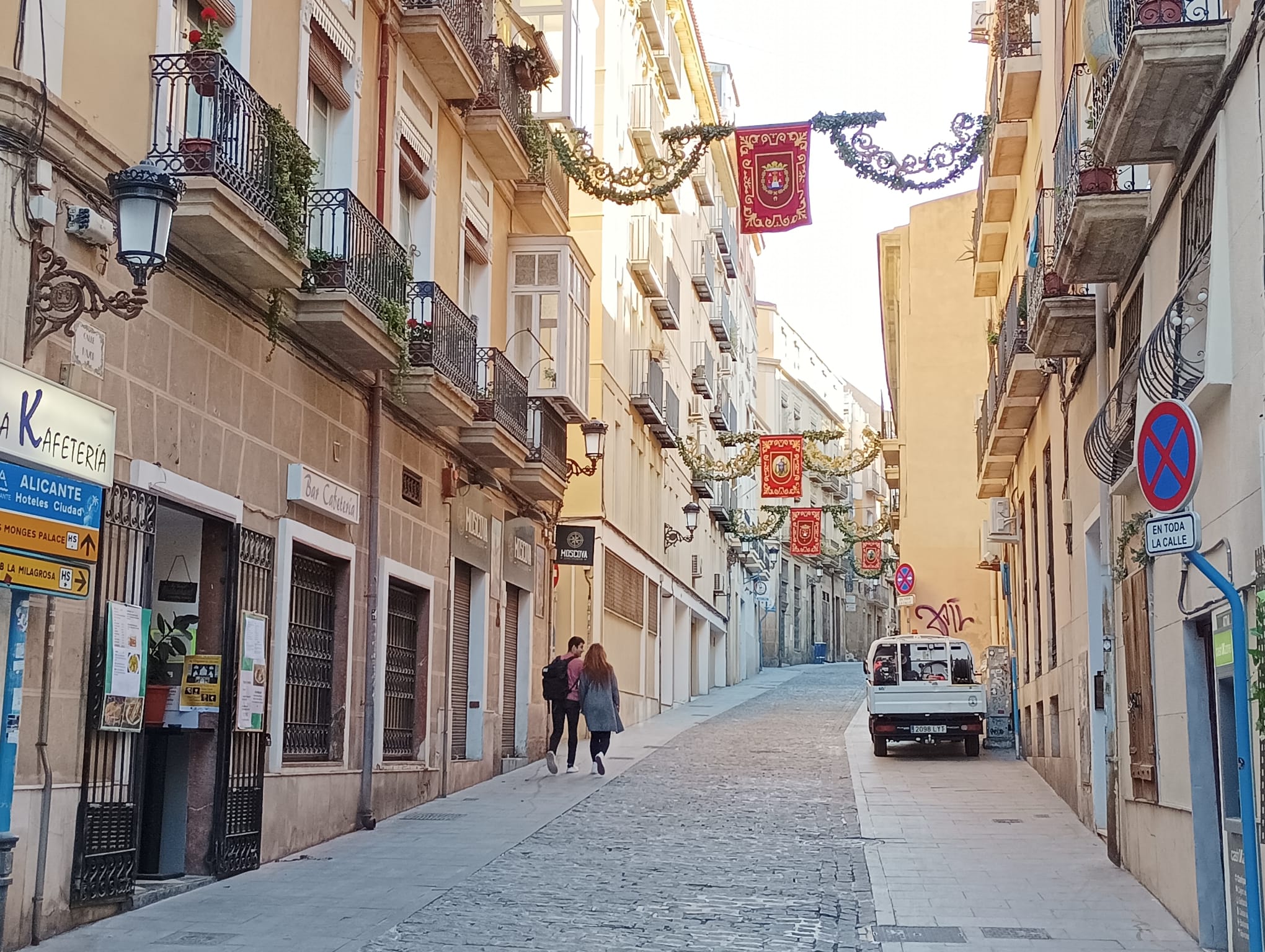 Instalan tapices florales en calles del Casco Antiguo y el caserío de Santa Faz para la Peregrina Instalan tapices florales en calles del Casco Antiguo y el caserío de Santa Faz para la Peregrina