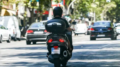 Un hombre circula en su moto por una calle de Madrid. Un hombre circula en su moto por una calle de Madrid./ Ricardo Rubio / Europa Press