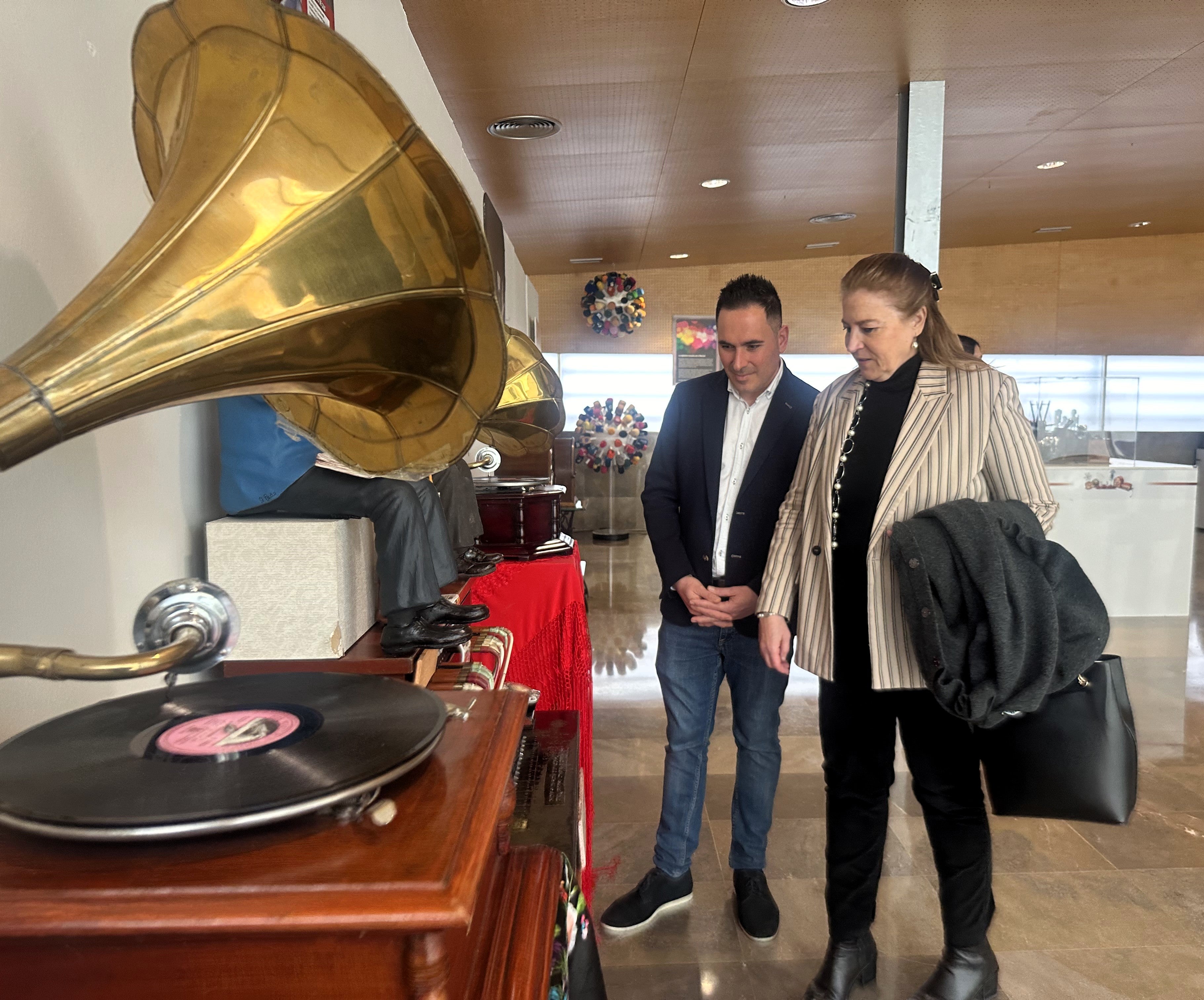 La ONCE rinde homenaje a la radio con una exposición de 50 de estos aparatos antiguos La ONCE rinde homenaje a la radio con una exposición de 50 de estos aparatos antiguos
