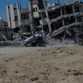 Edificios destruidos mientras los palestinos regresan a Jan Yunis después de que el ejército israelí retirara tropas del sur de la Franja de Gaza, dejando solo una brigada en la zona.