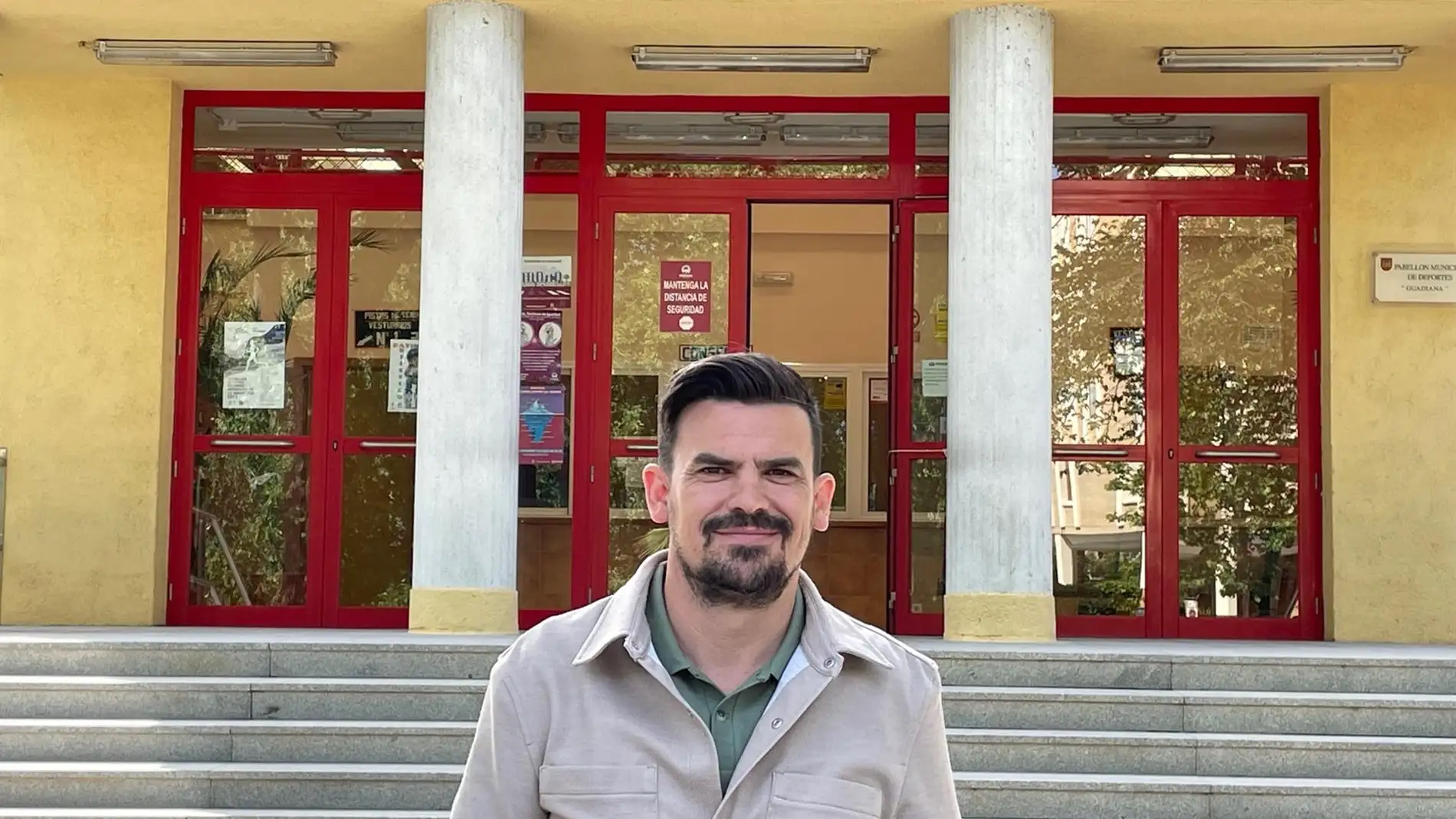 El portavoz del PP de Mérida, Santi Amaro, frente al pabellón deportivo Guadiana