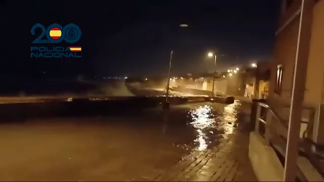 Agentes de la Policía Nacional evacuaron la pasada madrugada a un total de 7 personas en el barrio marinero de San Cristóbal de la capital grancanaria