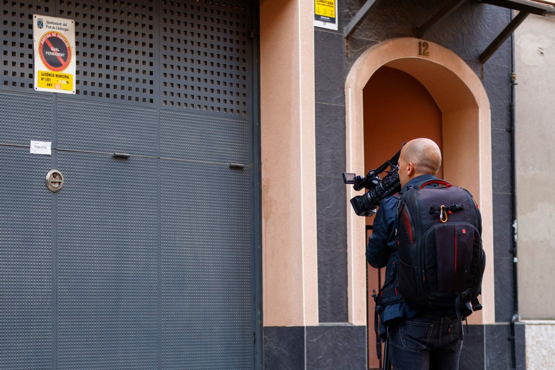 Investigan la muerte violenta de una mujer y sus dos hijos menores en El Prat de Llobregat Investigan la muerte violenta de una mujer y sus dos hijos menores en El Prat de Llobregat