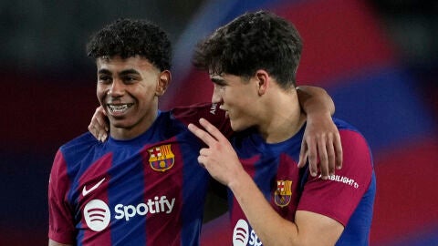 Lamine Yamal y Pau Cubars&iacute;, en un partido con el Barcelona.