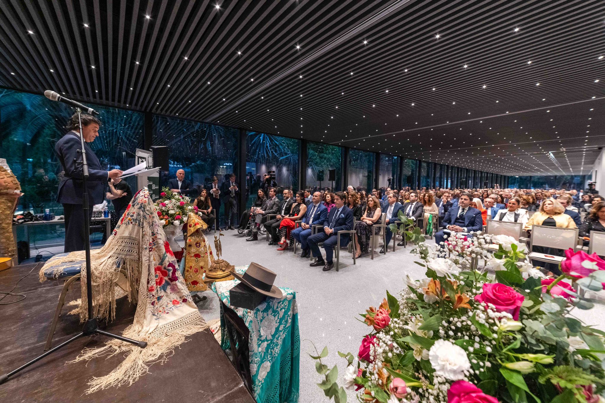 Mario Niebla brilla en una noche de estrenos en el Primer Pregón ÁTICA de la Feria de Abril de Sevilla Mario Niebla brilla en una noche de estrenos en el Primer Pregón ÁTICA de la Feria de Abril de Sevilla