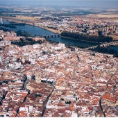 Vista aérea Casco Antiguo de Badajoz y río Guadiana.