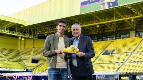 Gerard recibe el homenaje de Roig por sus 10 a&ntilde;os en el club