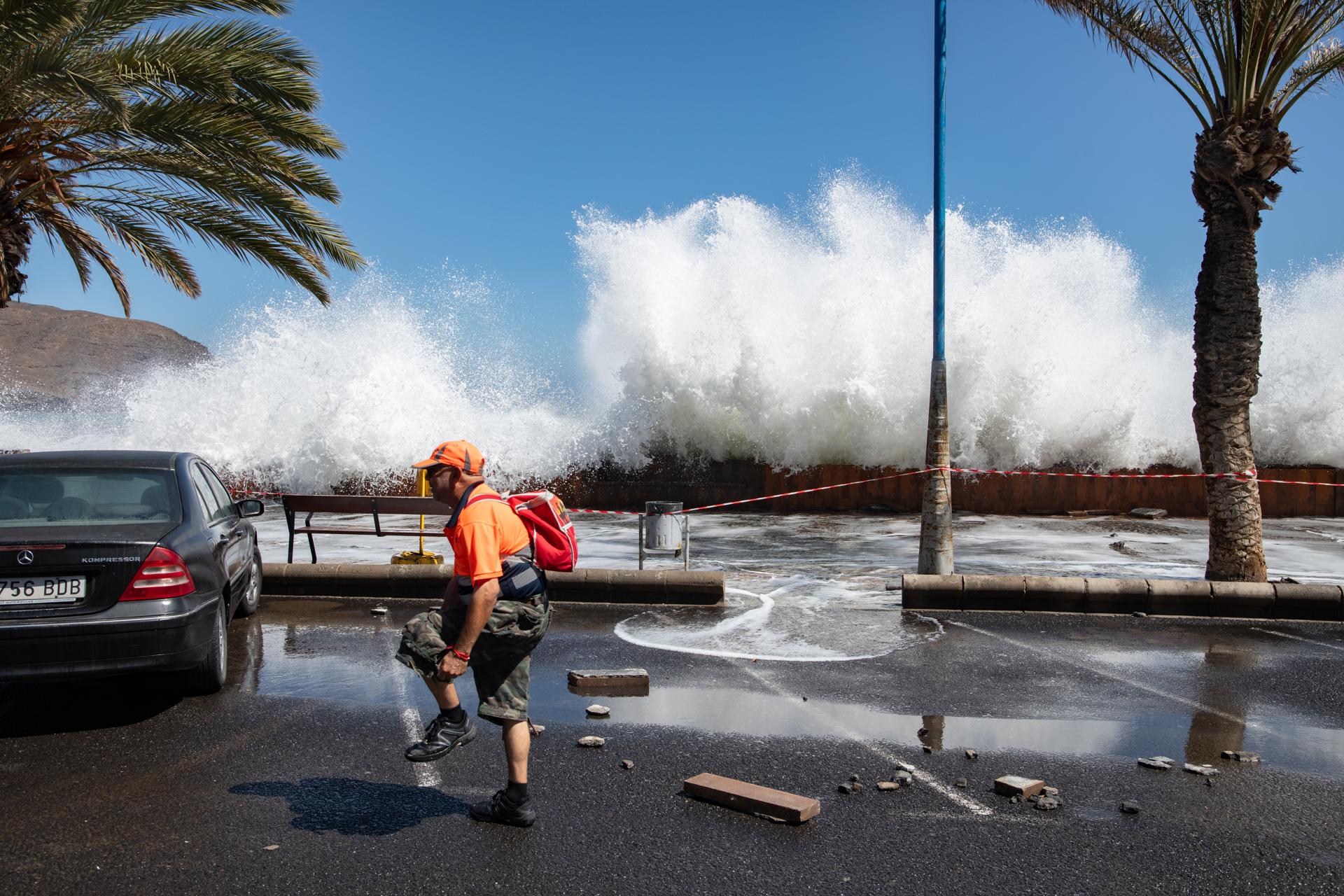 Inundaciones en poblaciones costeras de Canarias por olas de gran tamaño Inundaciones en poblaciones costeras de Canarias por olas de gran tamaño