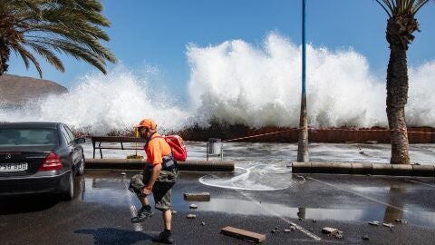 El Ayuntamiento de Tuineje (Fuerteventura) se ha visto obligado a cerrar la avenida de Gran Tarajal ante la intensidad del viento y los embates del mar