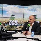 El candidato del PP catalán, Alejandro Fernández, con Carlos Alsina en 'Más de uno'