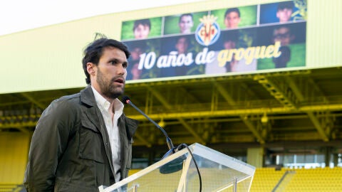 Pedraza recibe el homenaje por sus 10 a&ntilde;os con el club