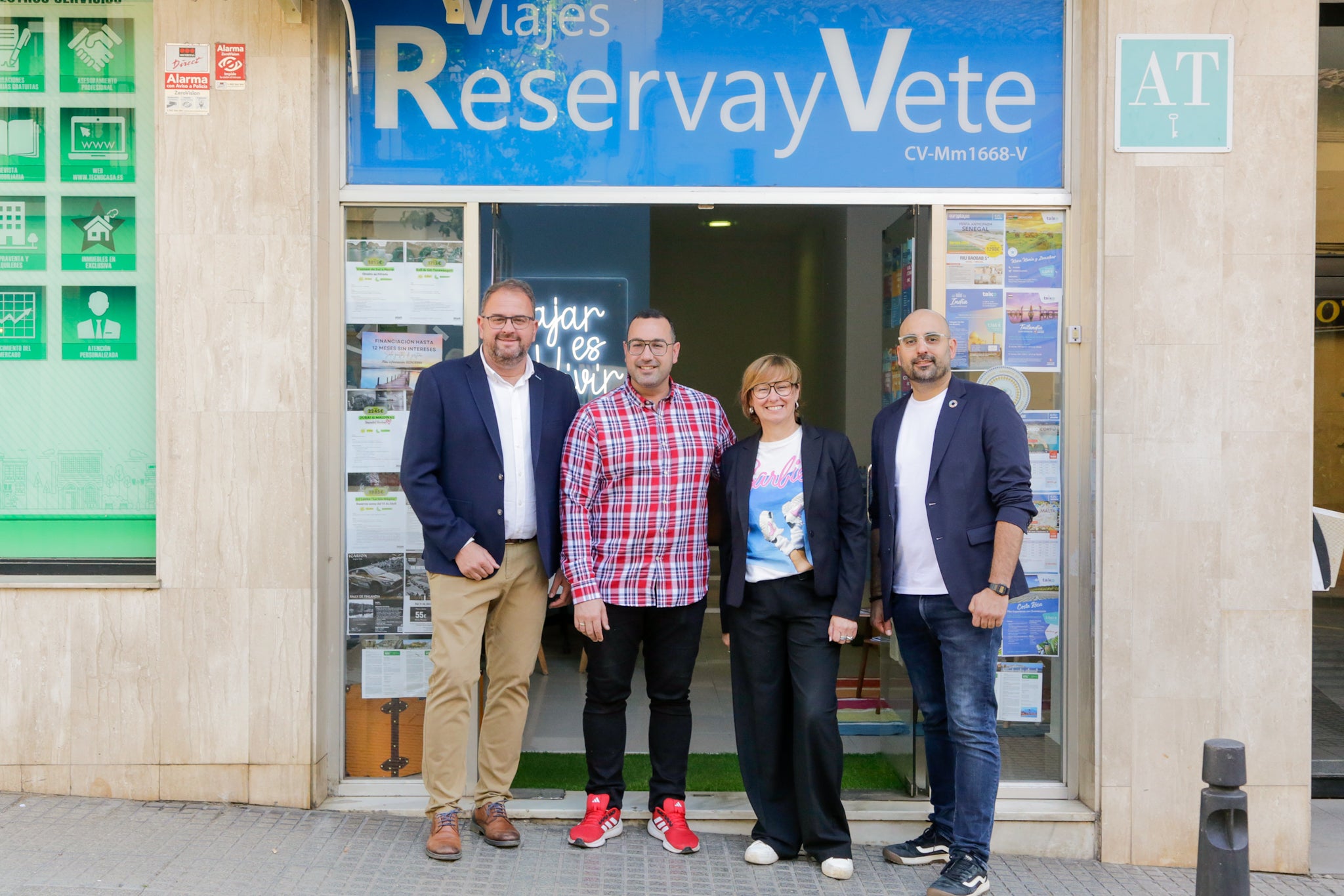 Abre en la calle Almendralejo de Mérida una nueva agencia de viajes dedicada a desplazamientos de larga distancia y de grupos Abre en la calle Almendralejo de Mérida una nueva agencia de viajes dedicada a desplazamientos de larga distancia y de grupos