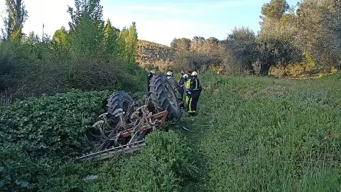 Fallece un agricultor de 70 años en Campo Real tras volcar con su tractor Efectivos de bomberos de la Comunidad de Madrid junto a un tractor volcado en Campo Real