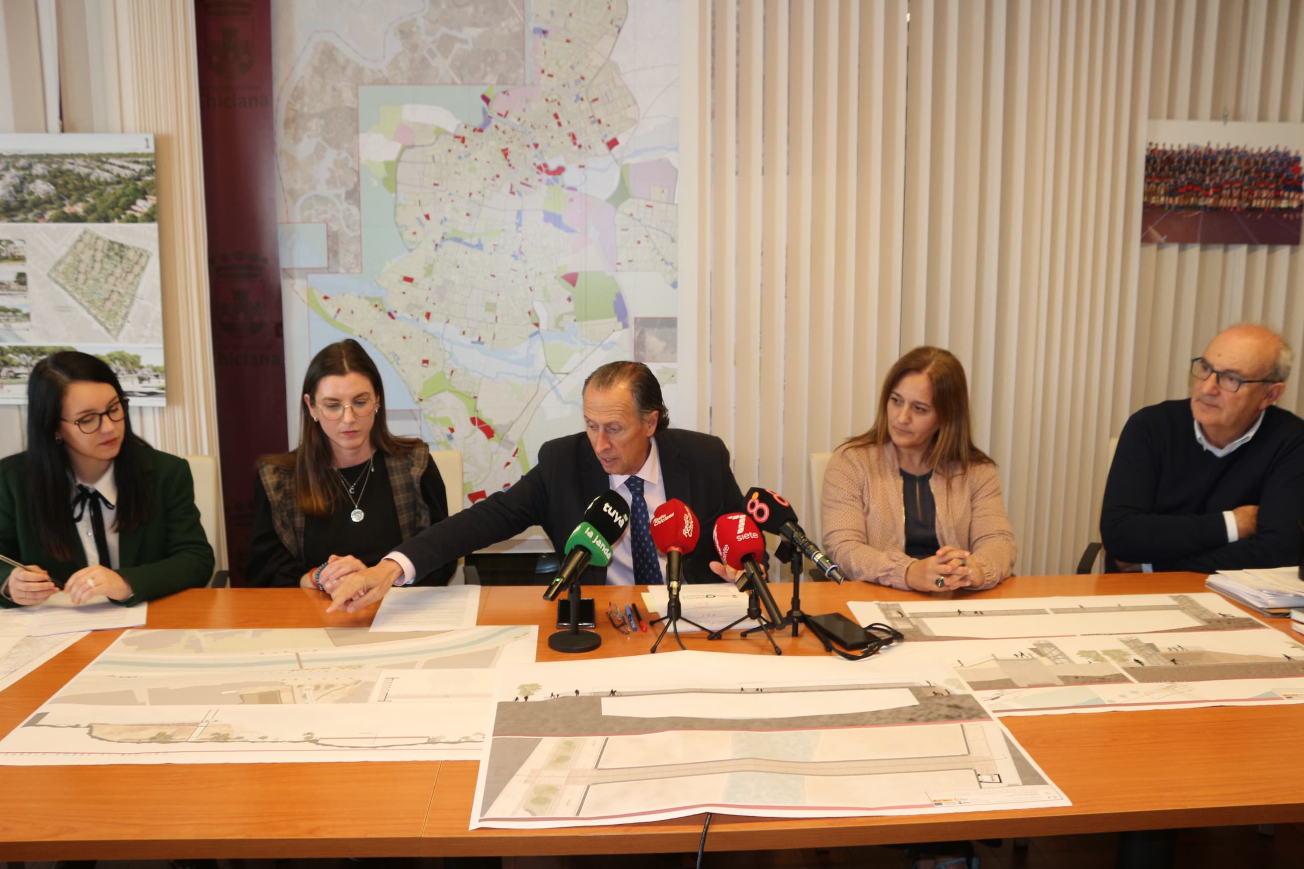El Ayuntamiento de Chiclana presenta el proyecto de la nueva pasarela peatonal que unirá El Lugar y La Banda El Ayuntamiento de Chiclana presenta el proyecto de la nueva pasarela peatonal que unirá El Lugar y La Banda